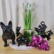 FIGURKA PIES BULDOG CZARNY Z NASZYJNIKIEM