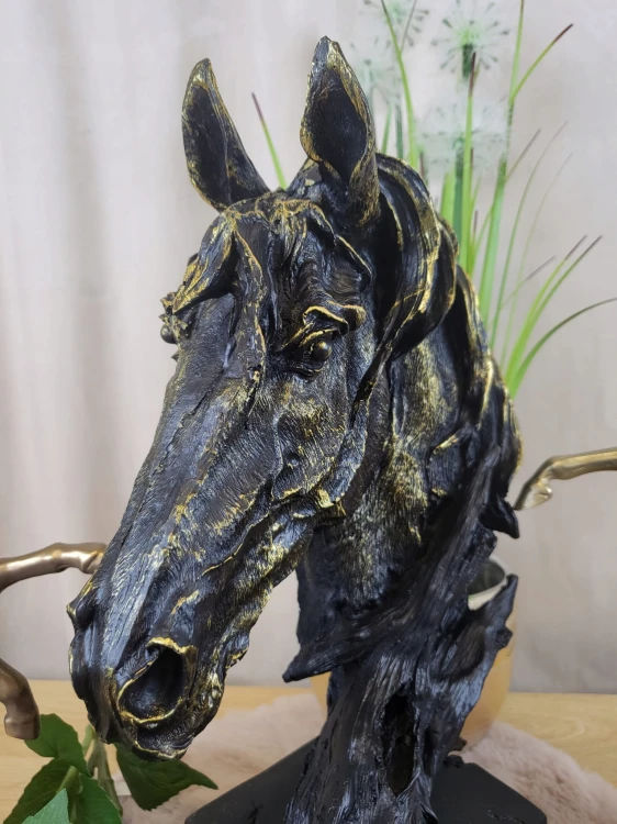 POPIERSIE KONIA KOŃ NA PODSTAWIE CZARNO-ZŁOTY 39CM