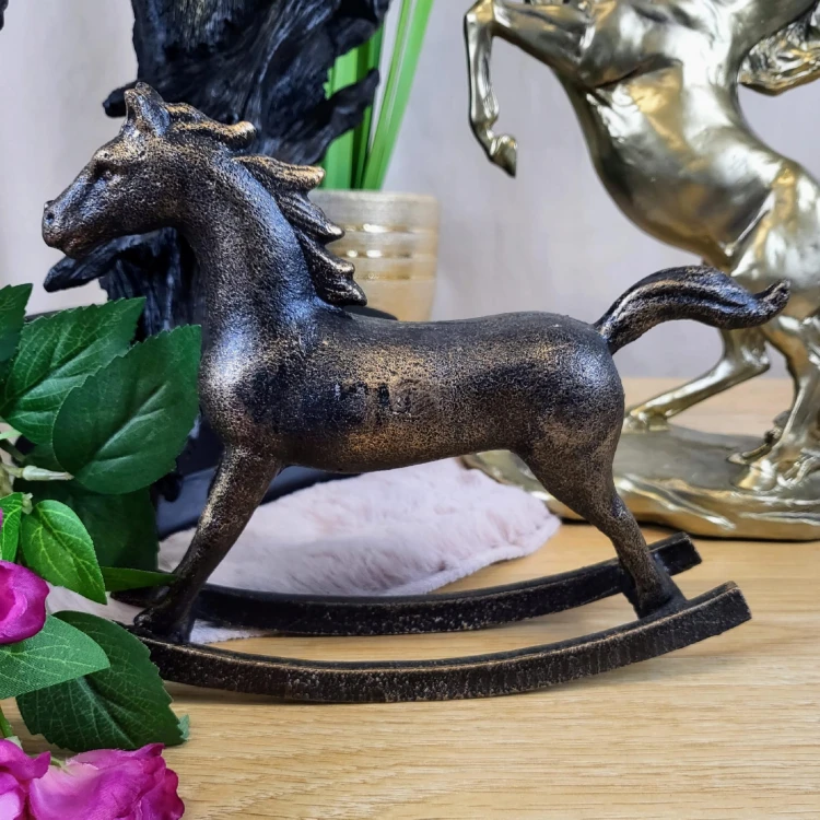 FIGURKA KOŃ NA BIEGUNACH POSTARZANY