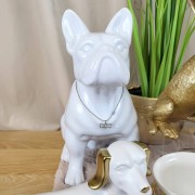 FIGURKA PIES BULDOG BIAŁY Z NASZYJNIKIEM