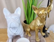 FIGURKA PIES BULDOG BIAŁY Z NASZYJNIKIEM