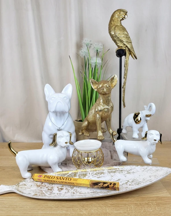 FIGURKA PIES BULDOG BIAŁY Z NASZYJNIKIEM