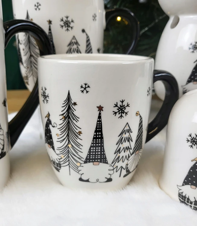 CERAMICZNY KUBEK ŚWIĄTECZNY Z MIKOŁAJEM KRASNALEM