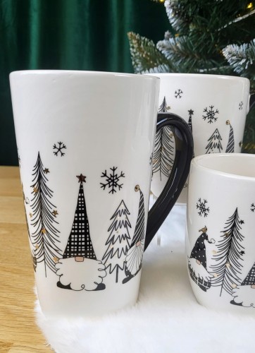 CERAMICZNY KUBEK ŚWIĄTECZNY Z MIKOŁAJEM KRASNALEM