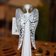 ANIOŁ METALOWY MODLĄCY SIĘ BIAŁY 16,5 CM