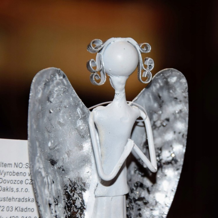 ANIOŁ METALOWY MODLĄCY SIĘ BIAŁY 16,5 CM