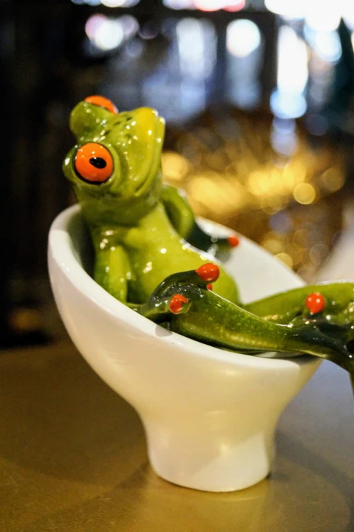 FIGURKA ŻABA W FOTELU