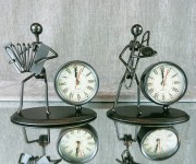 FIGURKA GRAJEK Z ZEGARKIEM 12 CM 2 WZORY