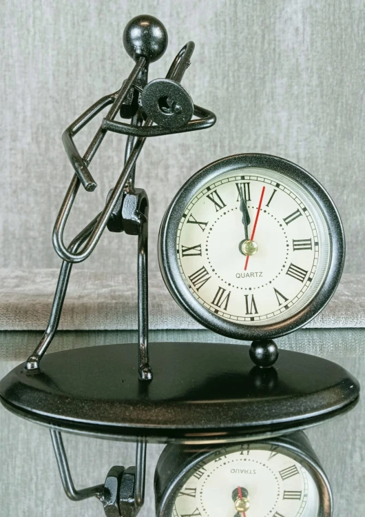 FIGURKA GRAJEK Z ZEGARKIEM 12 CM 2 WZORY