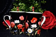 KOMPLET 2 porcelanowych, czarnych KUBKÓW Z ŁYŻECZKAMI wzór MAKI o pojemności 250ML w ozdobnym prezentowym pudełku