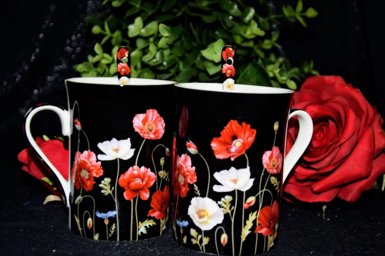 KOMPLET 2 porcelanowych, czarnych KUBKÓW Z ŁYŻECZKAMI wzór MAKI o pojemności 250ML w ozdobnym prezentowym pudełku