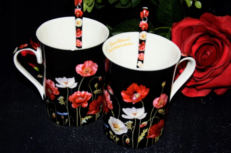 KOMPLET 2 porcelanowych, czarnych KUBKÓW Z ŁYŻECZKAMI wzór MAKI o pojemności 250ML w ozdobnym prezentowym pudełku