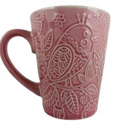 KUBEK CERAMICZNY Z WYPUKŁYM WZOREM PTASZKA I KWIATÓW 380ML - KOLOR RÓŻOWY