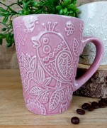 KUBEK CERAMICZNY Z WYPUKŁYM WZOREM PTASZKA I KWIATÓW 380ML KOLOR RÓŻOWY