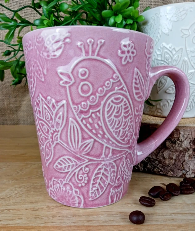 KUBEK CERAMICZNY Z WYPUKŁYM WZOREM PTASZKA I KWIATÓW 380ML KOLOR RÓŻOWY