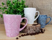SERIA KOLORYSTYCZNA - KUBEK CERAMICZNY Z WYPUKŁYM WZOREM PTASZKA I KWIATÓW 380ML