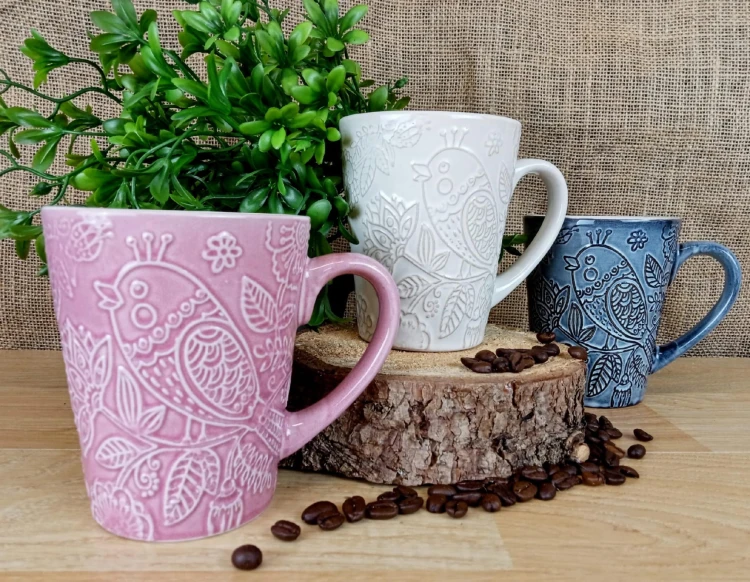 SERIA KOLORYSTYCZNA - KUBEK CERAMICZNY Z WYPUKŁYM WZOREM PTASZKA I KWIATÓW 380ML