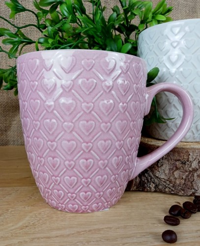 KUBEK CERAMICZNY RÓŻOWY 540ML Z WYTŁACZANYMI SERDUSZKAMI