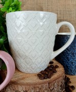 KUBEK CERAMICZNY 540ML Z WYTŁACZANYMI SERDUSZKAMI - BIAŁY PRZECIERANY