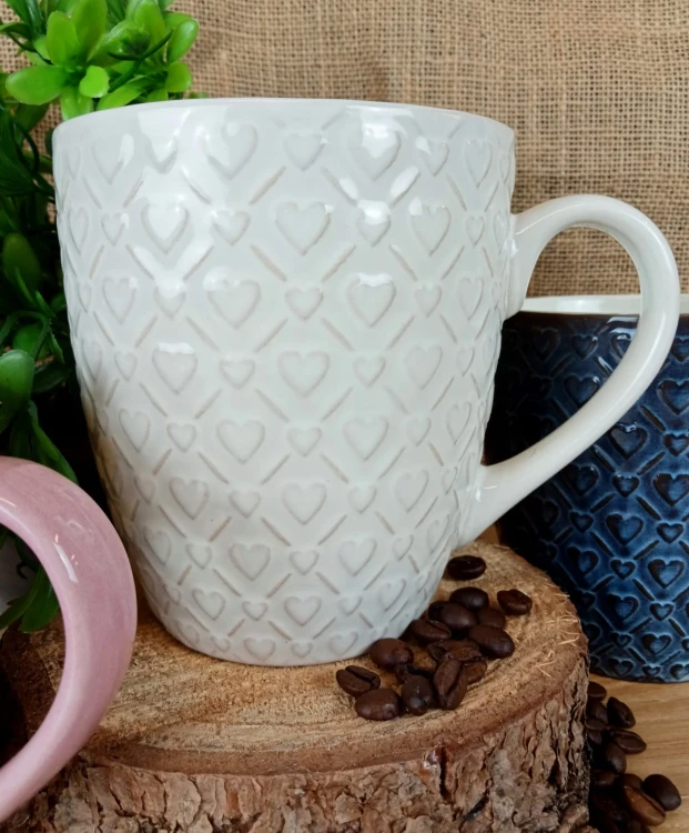 KUBEK CERAMICZNY 540ML Z WYTŁACZANYMI SERDUSZKAMI - BIAŁY PRZECIERANY