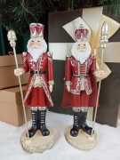FIGURKA MIKOŁAJ W CZERWONYM MUNDURZE Z BERŁEM I KORONĄ ZIMA ŚWIĘTA 22,5 x 8 x 6 cm