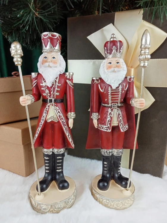 FIGURKA ŚWIĄTECZNA DZIADEK DO ORZECHÓW MIKOŁAJ CZERWONA 22,5 x 6,5 x 6,5 cm W CZERWONO-SREBRNYM STROJU Z BERŁEM 2 WZORY