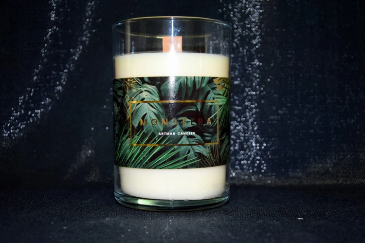 ŚWIECA ZAPACHOWA MONSTERA KOŚĆ SŁONIOWA W SZKLE