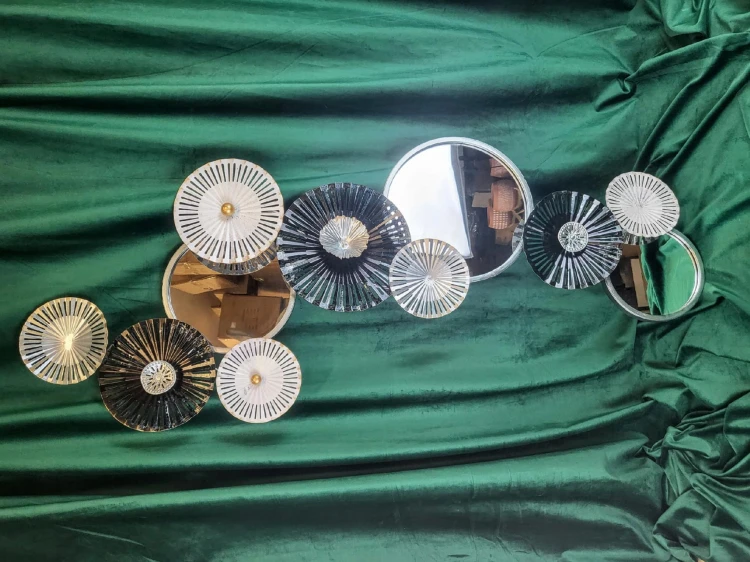 METALOWA DEKORACJA ŚCIENNA Z LUSTRAMI