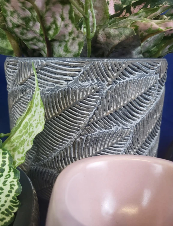 CEMENTOWA OSŁONKA DONICZKA GRAFITOWA WZÓR LIŚCIE 14 X 13 X 14 CM