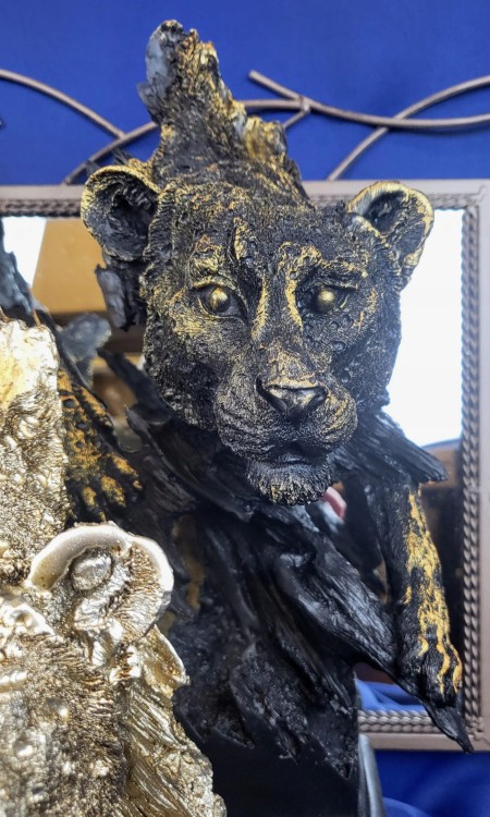 PANTERA PUMA NA PODSTAWIE CZARNO-ZŁOTA 38,5 CM