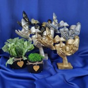DONICZKA OSŁONKA CERAMICZNA CZARNA WYTŁACZANY WZÓR KROPKI 11 × 8,8 × 11 cm, OZDOBIONA SZNURKIEM JUTOWYM I ZAWIESZKĄ DREWNIANĄ W KSZTAŁCIE SERCA