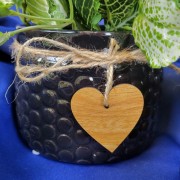 DONICZKA OSŁONKA CERAMICZNA CZARNA WYTŁACZANE KROPKI 12,5 × 9,5 × 12,5 cm SZNUREK JUTOWY I DREWNIANA ZAWIESZKA SERCE.
