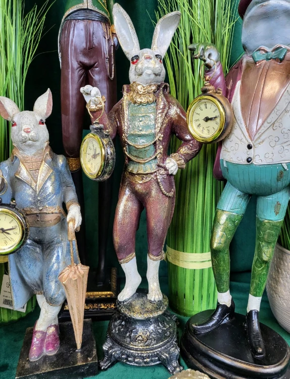 FIGURKA KRÓLIK Z ZEGARKIEM PIERROT