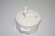 CERAMICZNE PUZDERKO Z ZAJĄCZKIEM I KOKARDĄ