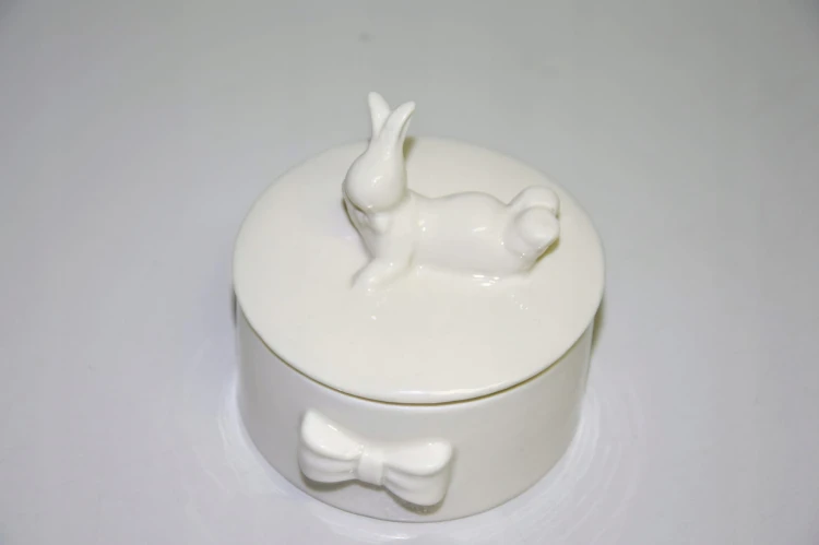 CERAMICZNE PUZDERKO Z ZAJĄCZKIEM I KOKARDĄ