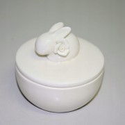 CERAMICZNE PUZDERKO Z KRÓLICZKIEM 9,3X9,3X9CM