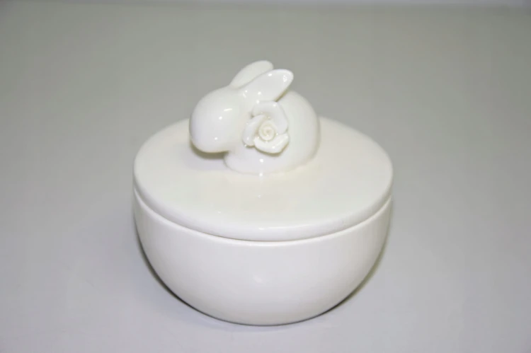 CERAMICZNE PUZDERKO Z KRÓLICZKIEM 9,3X9,3X9CM