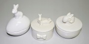 CERAMICZNE PUZDERKO Z KRÓLICZKIEM 9,3X9,3X9CM