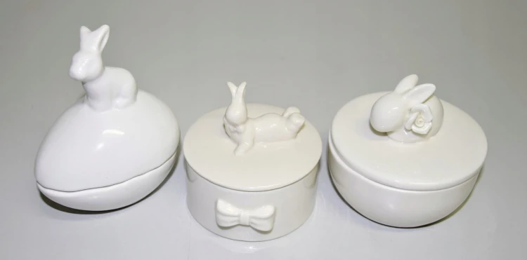 CERAMICZNE PUZDERKO Z KRÓLICZKIEM 9,3X9,3X9CM