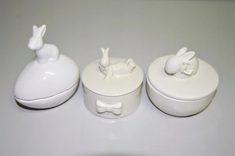 CERAMICZNE PUZDERKO Z KRÓLICZKIEM 9,3X9,3X9CM