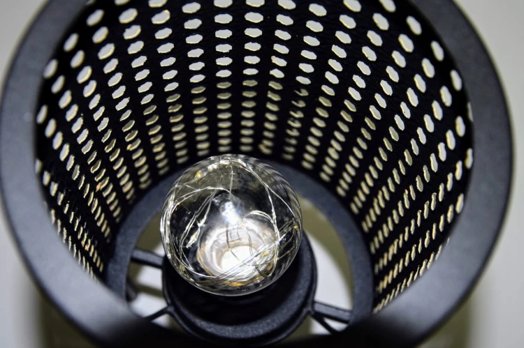 LAMPION Z ŻARÓWKĄ LED NA METALOWYM STELAŻU WYSOKI