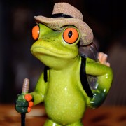 FIGURKA ŻABA WĘDROWIEC/TURYSTA/PODRÓŻNIK