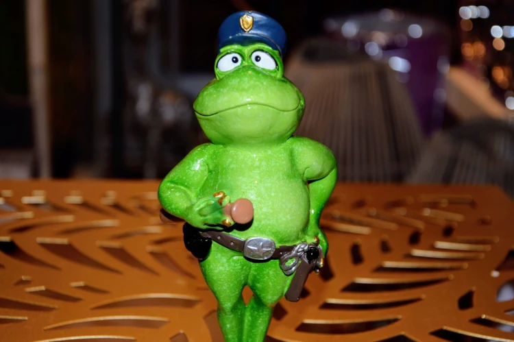 FIGURKA ŻABA POLICJANT
