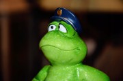 FIGURKA ŻABA POLICJANT