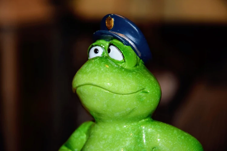 FIGURKA ŻABA POLICJANT