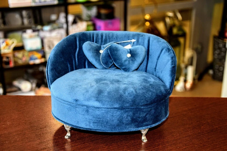 Szkatułka Na Biżuterię - granatowa sofa