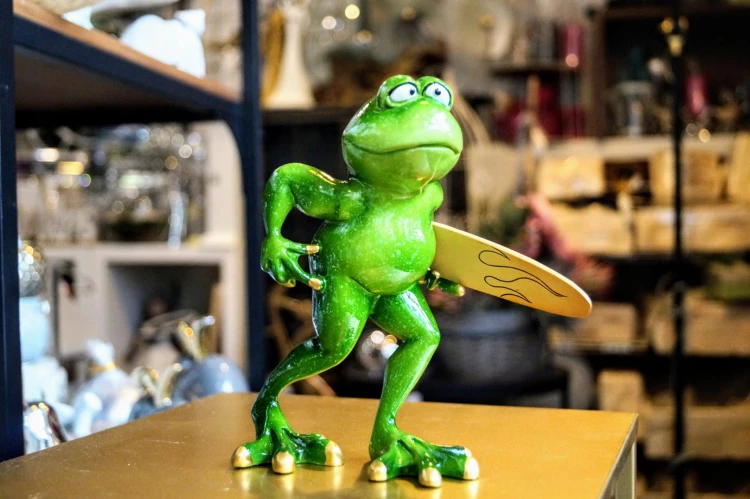 FIGURKA ŻABA SURFER