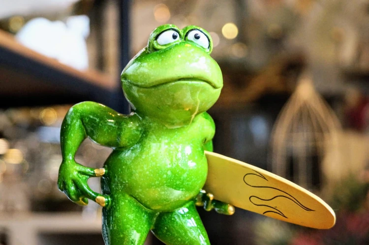 FIGURKA ŻABA SURFER