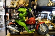 FIGURKA ŻABA MOTOCYKLISTA