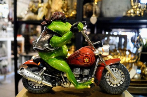 FIGURKA ŻABA MOTOCYKLISTA